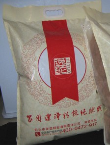 本產(chǎn)品用于家庭制作駝絨被，駝絨衣褲等用途的純駝絨填充物絮片。該產(chǎn)品為本公司精挑細選的優(yōu)質的駝羔母駝活抓絨，經(jīng)過精洗精梳制作為成型網(wǎng)片，使用極為方便。