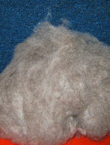 安哥拉山羊絨，由于其具有比山羊絨更美麗的金屬光澤，其制品奢華高貴，用其生產(chǎn)的大披肩，更有歐洲宮廷貴族風格。